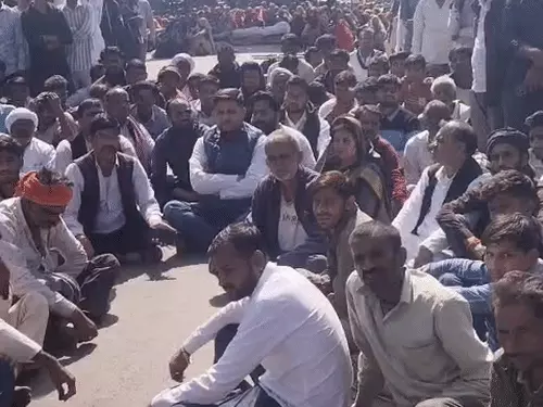 ललितपुर सड़क हादसा: राज्यमंत्री के बेटे की फॉर्च्यूनर से घायल युवक की मौत, शव रखकर 7 घंटे से हाईवे जाम