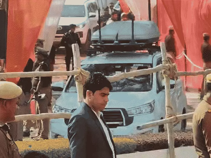 CM योगी का सीतापुर से सख्त संदेश: सनातन पर संकट मतलब देश पर संकट, बांटने वालों से सतर्क रहें