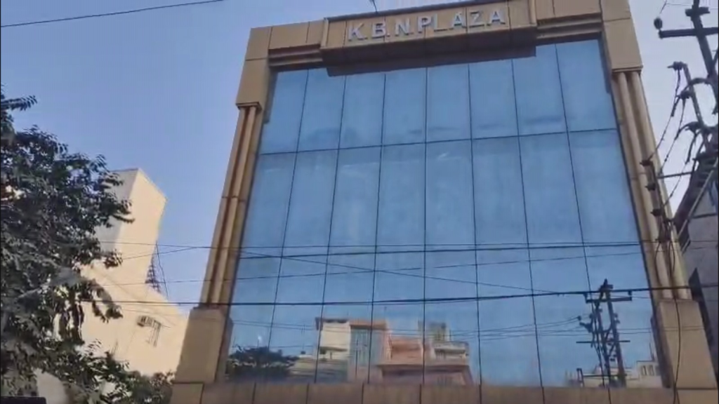 कफ सिरप प्रकरण में बड़ी कार्रवाई, अभियुक्त भोला जायसवाल की KBN प्लाजा समेत संपत्ति कुर्क