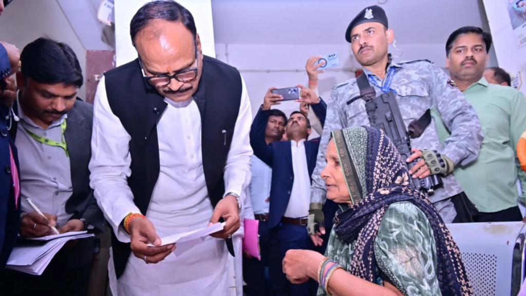 भदोही दौरे पर डिप्टी सीएम ब्रजेश पाठक, सीएचसी सुरियावां का निरीक्षण कर दिए मरम्मत के निर्देश
