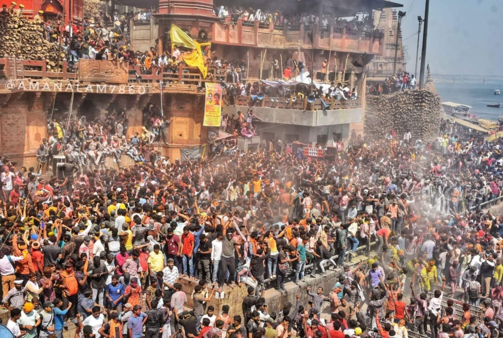 ढाई दशक से चल रही है महाश्मशान में मसाने की होली