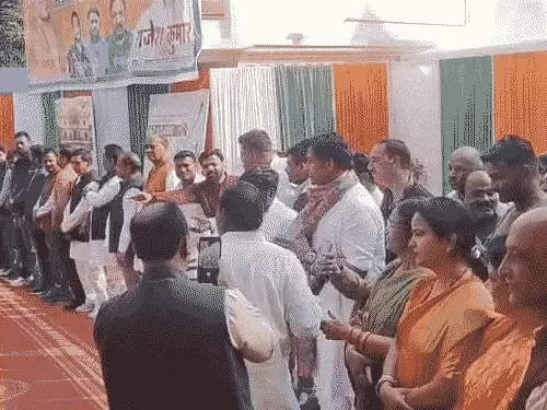 गोरखपुर में CM योगी की रवि किशन पर चुटकी: बोले– हर कोई रोज़ शादी नहीं कर सकता