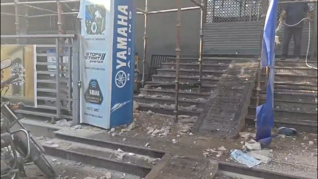 वाराणसी में निर्माणाधीन होटल का छज्जा गिरा, एक मजदूर की मौत, एक की हालत गंभीर