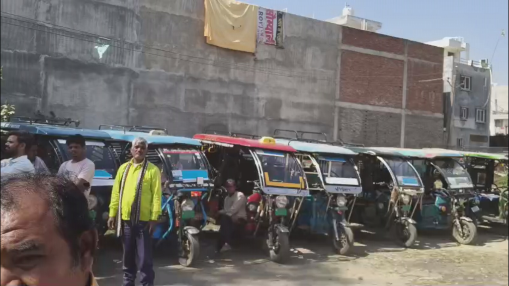 ई-रिक्शा चालकों की समस्याओं पर बैठक, उच्च अधिकारियों से वार्ता का निर्णय; समाधान न होने पर हड़ताल की चेतावनी