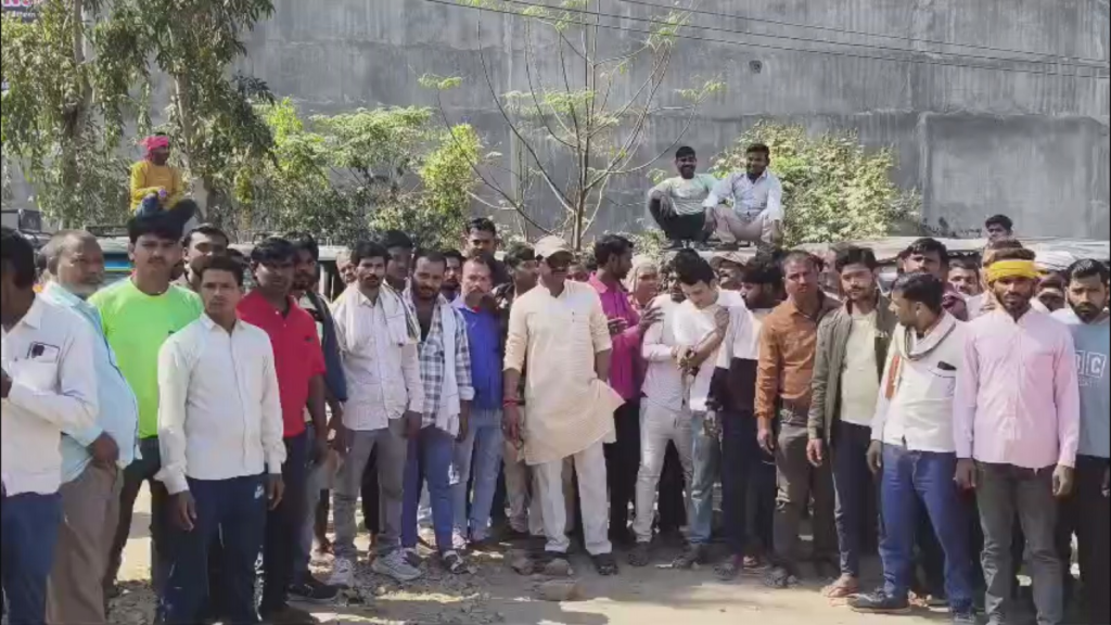 ई-रिक्शा चालकों की समस्याओं पर बैठक, उच्च अधिकारियों से वार्ता का निर्णय; समाधान न होने पर हड़ताल की चेतावनी