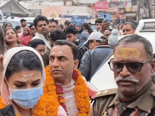 काशी विश्वनाथ धाम पहुंचीं अभिनेत्री जैकलीन फर्नांडीज, त्रिपुंड धारण कर किया दर्शन-पूजन