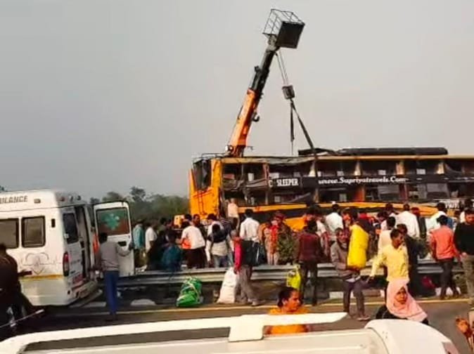 लखनऊ में भीषण सड़क हादसा: पूर्वांचल एक्सप्रेसवे पर बस पलटी, 7 की मौत, कई घायल