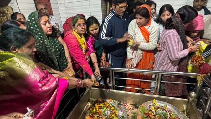 महाशिवरात्रि पर काशी में आस्था का सैलाब, सुबह 9 बजे तक 4 लाख श्रद्धालुओं ने किए बाबा के दर्शन