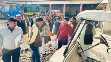 वाराणसी नगर निगम में बड़ी कार्रवाई: स्क्रैप घोटाले पर परिवहन विभाग के तीन कर्मचारी निलंबित, 15 दिन में जांच रिपोर्ट का आदेश