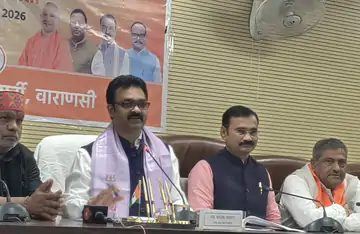 वाराणसी में किसानों का बवाल: सर्किट हाउस में केंद्रीय मंत्री कमलेश पासवान का घेराव, पुलिस ने प्रदर्शनकारियों को हिरासत में लिया