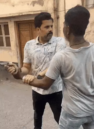 अलीगढ़ में होली के चंदे को लेकर बवाल: भाजपा नेता के बेटे की फायरिंग, नेता ने पड़ोसी पर तानी पिस्टल; गिरफ्तार