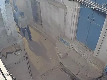 वाराणसी में हिस्ट्रीशीटर के घर ताबड़तोड़ फायरिंग: 8 राउंड गोलियां चलीं, CCTV में कैद वारदात; 5 पर केस