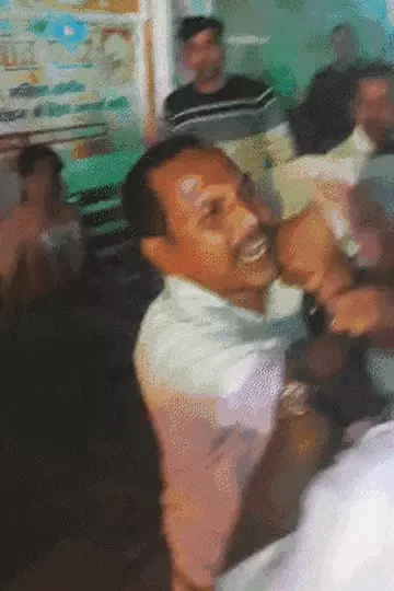 कानपुर: नॉनवेज खाते फोटो वायरल होने पर पुजारी की पिटाई, भीड़ ने मंदिर से घसीटकर बाहर निकाला; पुलिस ने बचाया