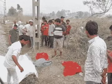 वाराणसी में 3 साल की बेटी संग महिला ने ट्रेन के आगे कूदकर दी जान, पति की आंखों के सामने हुआ दर्दनाक हादसा