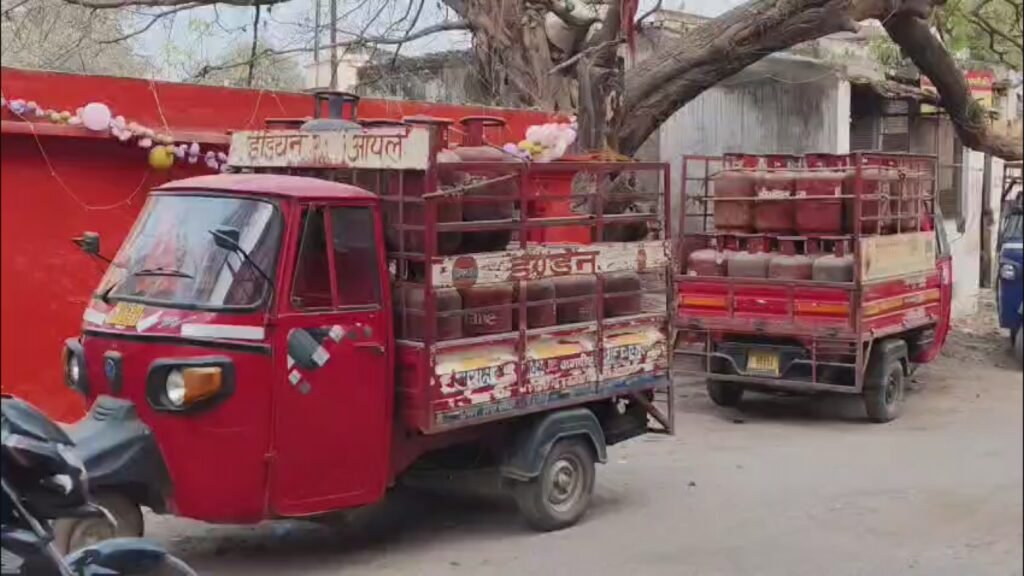 वाराणसी में गैस सिलेंडर को लेकर बढ़ी परेशानी, एजेंसियां बोलीं– सप्लाई सामान्य… उपभोक्ताओं ने बताई बुकिंग की दिक्कत