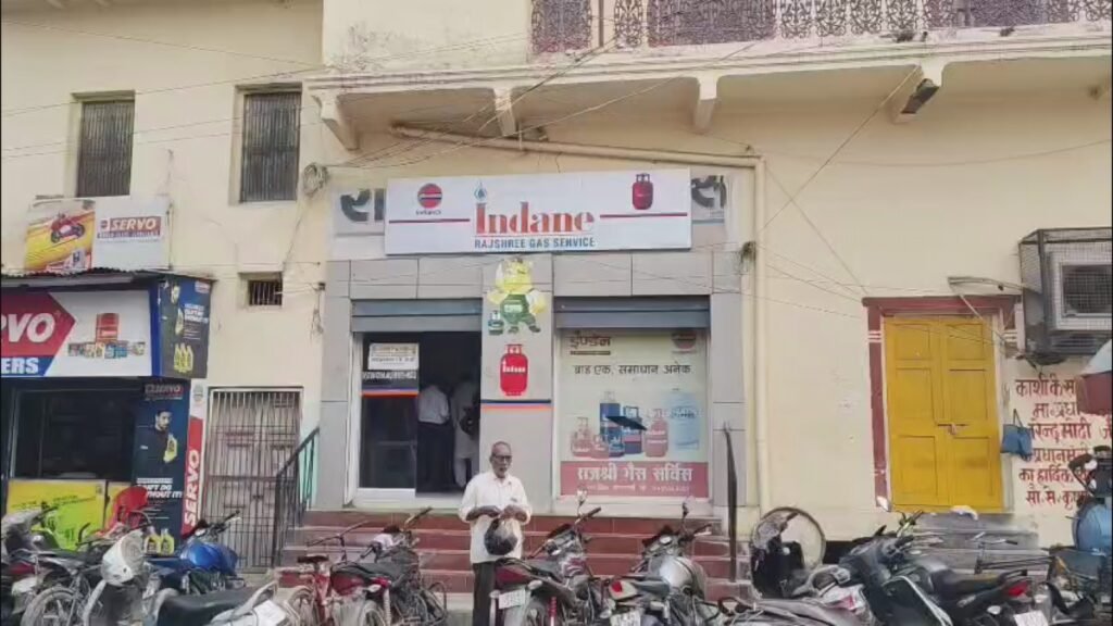 वाराणसी में गैस सिलेंडर को लेकर बढ़ी परेशानी, एजेंसियां बोलीं– सप्लाई सामान्य… उपभोक्ताओं ने बताई बुकिंग की दिक्कत