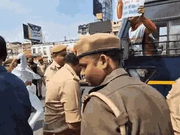 यूपी में गैस को लेकर हंगामा: सड़क पर उतरे सपा कार्यकर्ता, पुलिस ने हिरासत में लिया