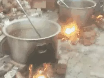 यूपी में गैस को लेकर हंगामा: सड़क पर उतरे सपा कार्यकर्ता, पुलिस ने हिरासत में लिया