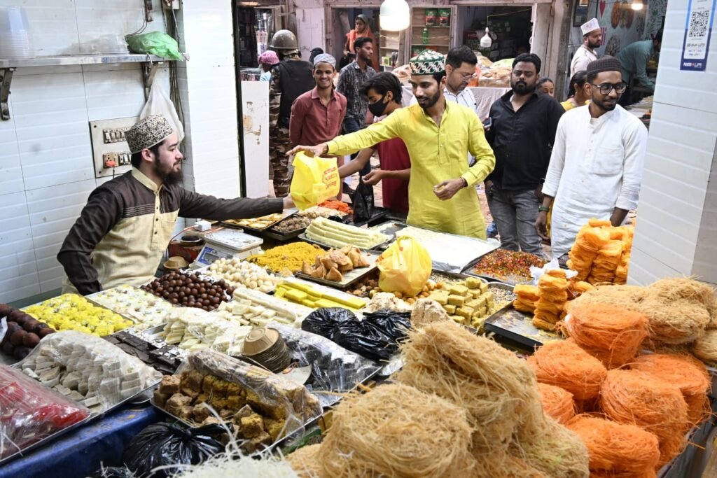 ईद की आहट के साथ वाराणसी के बाजारों में बढ़ी रौनक