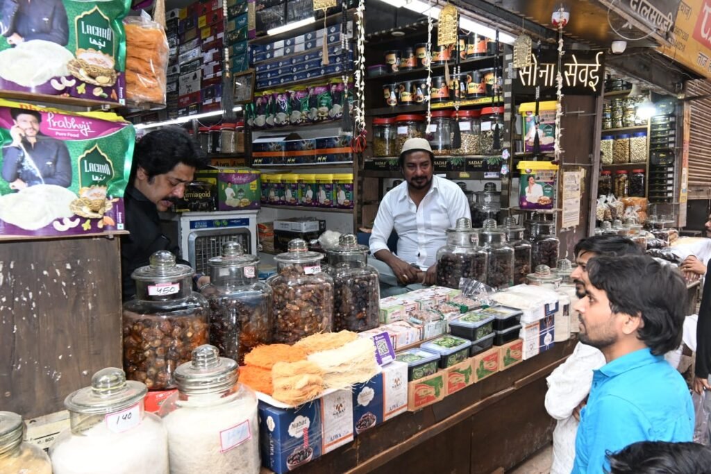 ईद की आहट के साथ वाराणसी के बाजारों में बढ़ी रौनक