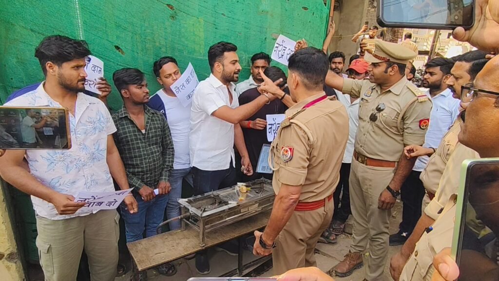 मेस बंद होने पर काशी विद्यापीठ में छात्रों का अनोखा प्रदर्शन, नाले से गैस बनाने का किया प्रतीकात्मक प्रयास