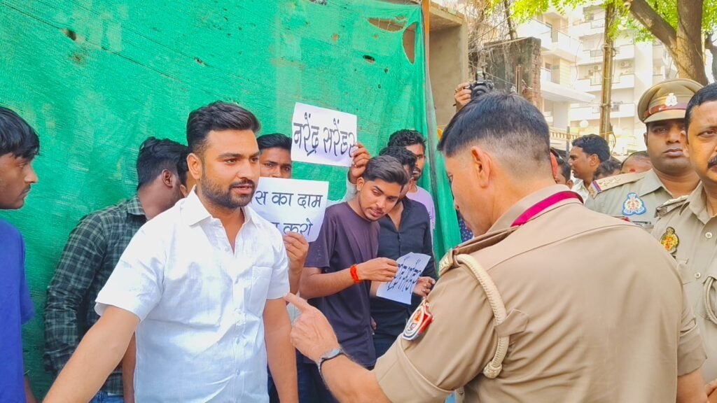 मेस बंद होने पर काशी विद्यापीठ में छात्रों का अनोखा प्रदर्शन, नाले से गैस बनाने का किया प्रतीकात्मक प्रयास