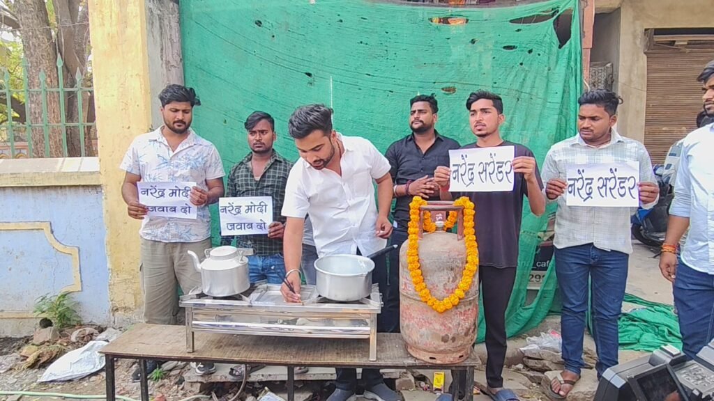 मेस बंद होने पर काशी विद्यापीठ में छात्रों का अनोखा प्रदर्शन, नाले से गैस बनाने का किया प्रतीकात्मक प्रयास