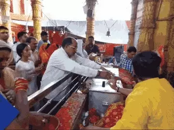 चैत्र नवरात्रि का चौथा दिन: काशी में मां कूष्मांडा के दर्शन को उमड़ी श्रद्धालुओं की भीड़, दुर्गाकुंड मंदिर में भोर से पूजन