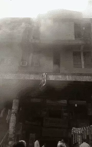 वाराणसी: नदेसर के पीसीएफ प्लाजा में भीषण आग, दर्जनभर दुकानें जलकर खाक; करीब एक करोड़ का नुकसान