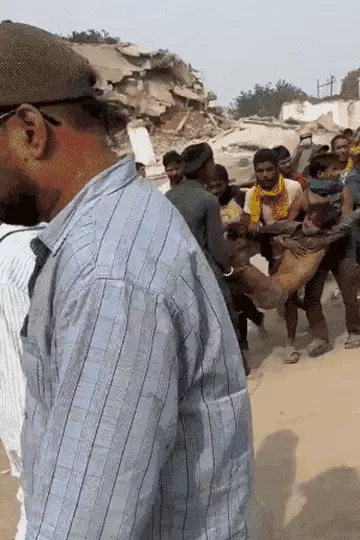 प्रयागराज में कोल्ड स्टोरेज ढहा, कई मजदूर मलबे में दबे; राहत-बचाव जारी