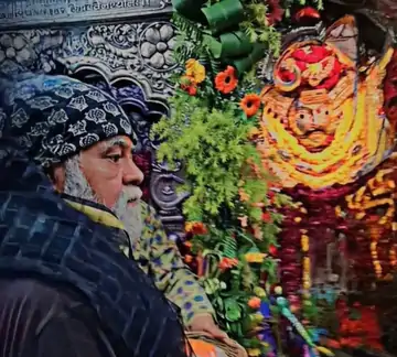 संजय मिश्रा का बनारसी अंदाज़: ब्राह्मनाल की चाय दुकान पर बैठे, काल भैरव मंदिर में किए दर्शन