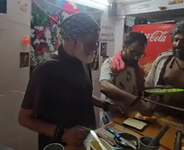 संजय मिश्रा का बनारसी अंदाज़: ब्राह्मनाल की चाय दुकान पर बैठे, काल भैरव मंदिर में किए दर्शन