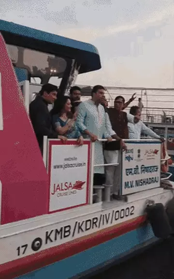 काशी पहुंचीं Madhuri Dixit: नमो घाट पर क्रूज राइड, गंगा आरती में किया दीपदान, कुल्हड़ चाय का लिया आनंद