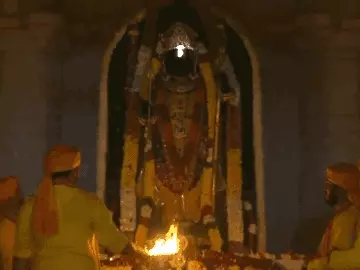 रामलला के ललाट पर सूर्यदेव का दिव्य तिलक, अयोध्या में धूमधाम से मनाया गया रामनवमी उत्सव