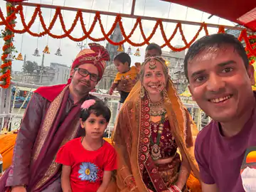 विदेशी जोड़े ने काशी में रचाई सनातन रीति से शादी, गंगा किनारे मंत्रोच्चार के बीच निभाए सात फेरे