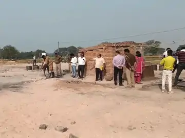 राजातालाब में अवैध ईंट भट्ठे पर प्रशासन की कार्रवाई, बिना अनुमति चल रहा ‘वरुण सागर ईंट उद्योग’ सीज