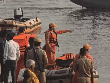 तुलसी घाट पर गंगा स्नान के दौरान हादसा, गोरखपुर के दो युवक डूबे; एक की मौत, दूसरे की तलाश जारी