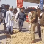 आगरा में आलू की कीमतों पर सियासत तेज, प्रदर्शन के दौरान सड़क पर बिखरे आलू; पुलिस-किसानों में तनातनी