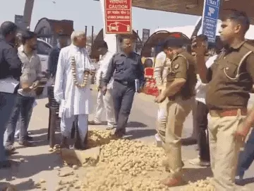 आगरा में आलू की कीमतों पर सियासत तेज, प्रदर्शन के दौरान सड़क पर बिखरे आलू; पुलिस-किसानों में तनातनी