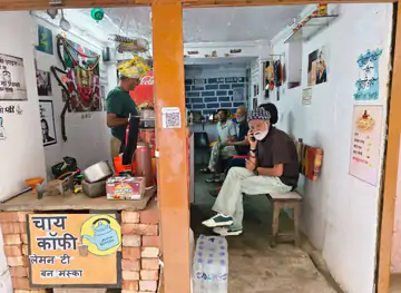 संजय मिश्रा का बनारसी अंदाज़: ब्राह्मनाल की चाय दुकान पर बैठे, काल भैरव मंदिर में किए दर्शन