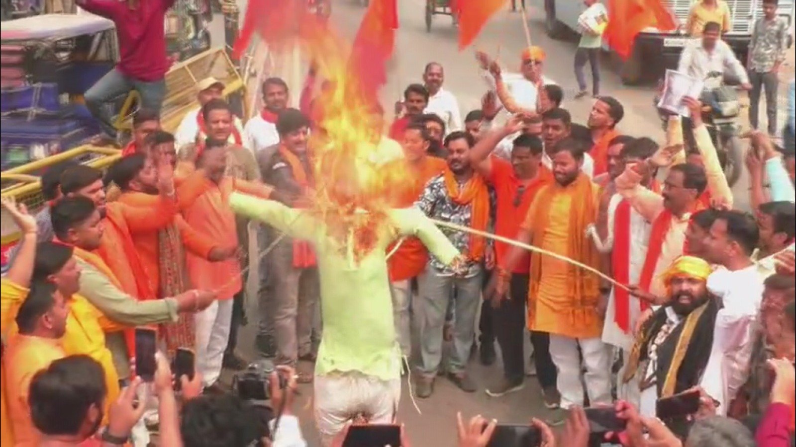 सीएम योगी की मां पर टिप्पणी से बवाल: वाराणसी में मौलाना का पुतला फूंका, सिर काटने वाले को 21 लाख देने की घोषणा