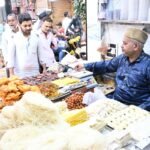 ईद की आहट के साथ वाराणसी के बाजारों में बढ़ी रौनक