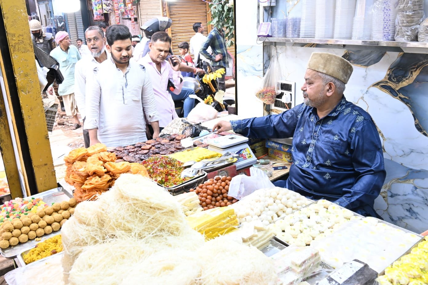 ईद की आहट के साथ वाराणसी के बाजारों में बढ़ी रौनक
