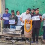 मेस बंद होने पर काशी विद्यापीठ में छात्रों का अनोखा प्रदर्शन, नाले से गैस बनाने का किया प्रतीकात्मक प्रयास