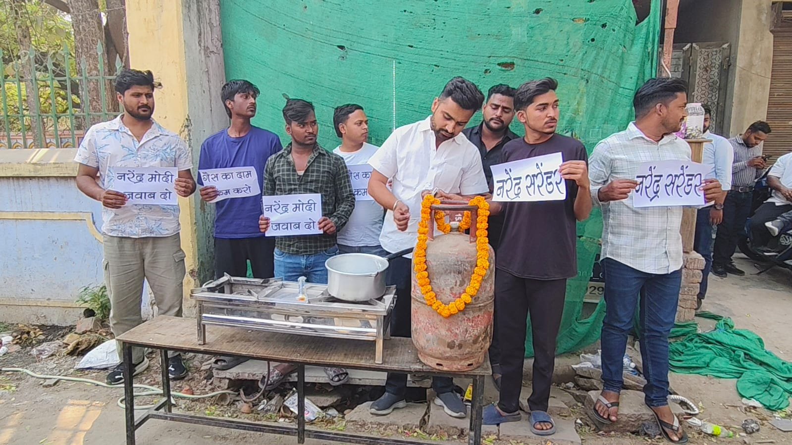 मेस बंद होने पर काशी विद्यापीठ में छात्रों का अनोखा प्रदर्शन, नाले से गैस बनाने का किया प्रतीकात्मक प्रयास