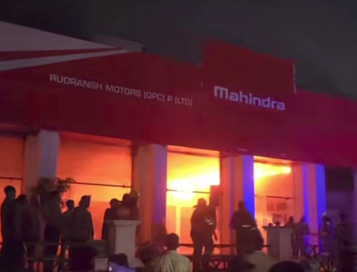 पड़ाव में महिंद्रा शोरूम में शॉर्ट सर्किट से भीषण आग : दमकल गाड़ी ने घंटों मशक्कत के बाद आग पर काबू पाया