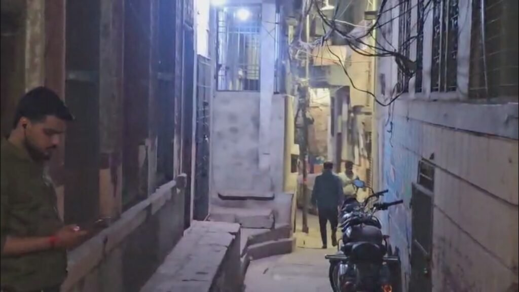 वाराणसी में हिस्ट्रीशीटर के घर ताबड़तोड़ फायरिंग: 8 राउंड गोलियां चलीं, CCTV में कैद वारदात; 5 पर केस