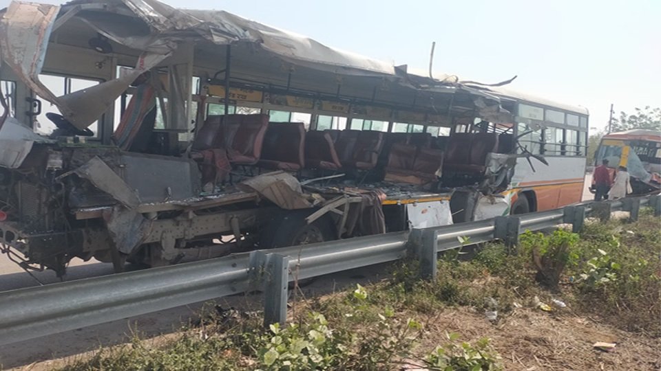 लखनऊ-आगरा एक्सप्रेसवे पर डबल हादसा: खड़े ट्रक से टकराईं दो रोडवेज बसें, 3 यात्रियों की मौत, 31 घायल