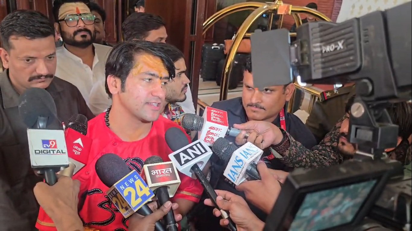 शंकराचार्य के समर्थन में उतरे बागेश्वर बाबा, बोले- गो माता और सनातन की बात करने वाले संतों के साथ हूं