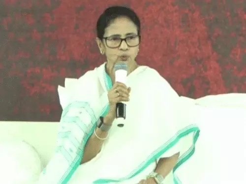 कोलकाता में ममता बनर्जी का धरना शुरू, वोटर लिस्ट से नाम हटाने पर BJP-चुनाव आयोग पर साजिश का आरोप